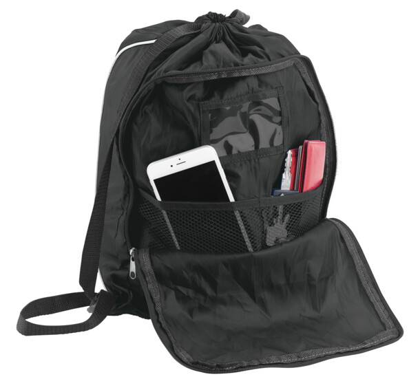 belle femme brune en short avec sac a dos noir xcase