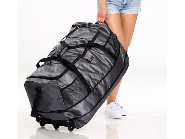 Sac de sport & voyage ultra léger 100 L à 3 roulettes XCase. Mise en situation