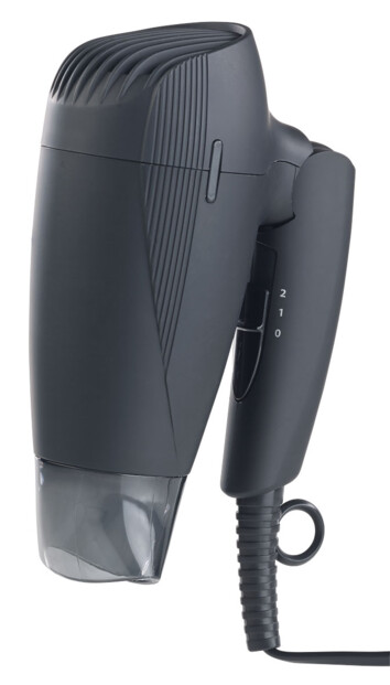 Sèche-cheveux noir, brosse à cheveux en bois, flacon rose et serviette roulée sur serviette blanche
