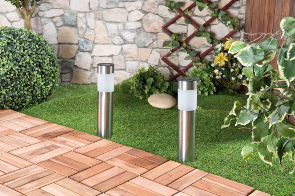 2 bornes solaires installées et mise en situation