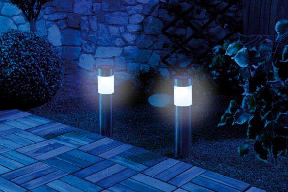 Les 2 bornes solaires en fonction pour un éclairage jusqu'à 8 heures de luminosité