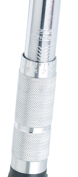 Clé dynamométrique professionnelle 28 – 210 Nm avec douilles et rallonge