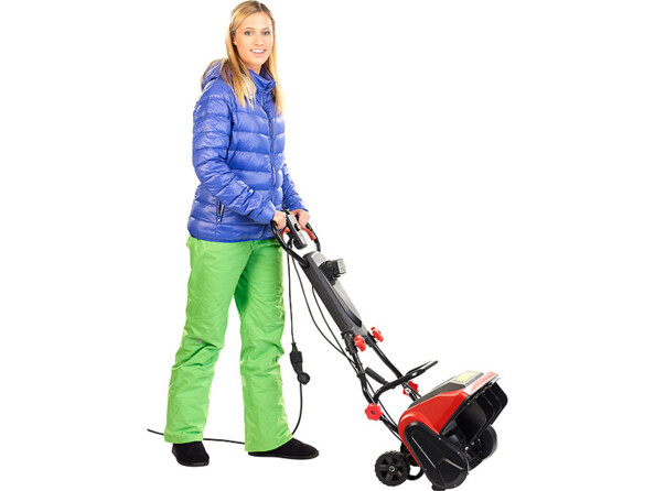 Fraise à neige. Déneigez cour, jardin ou pente de garage en un clin d'oeil !