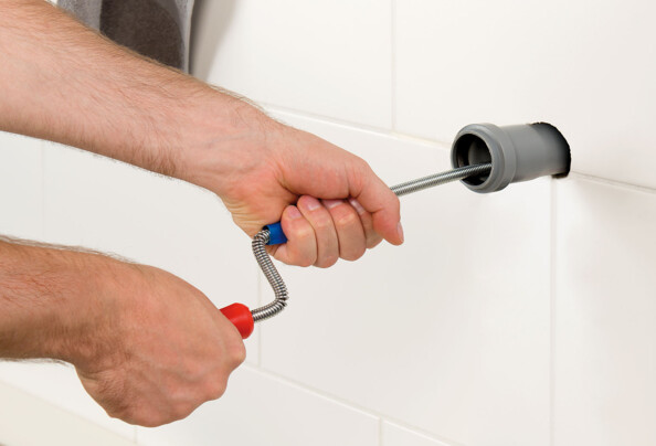 Furet de plomberie utilisé sur un écoulement sanitaire