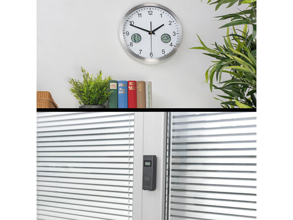 Montre murale avec station météo fixée au mur d'un salon et capteur extérieur fixé à l'extérieur sur une fenêtre