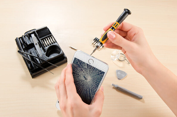 Kit de réparation. Mis en situation avec un smartphone