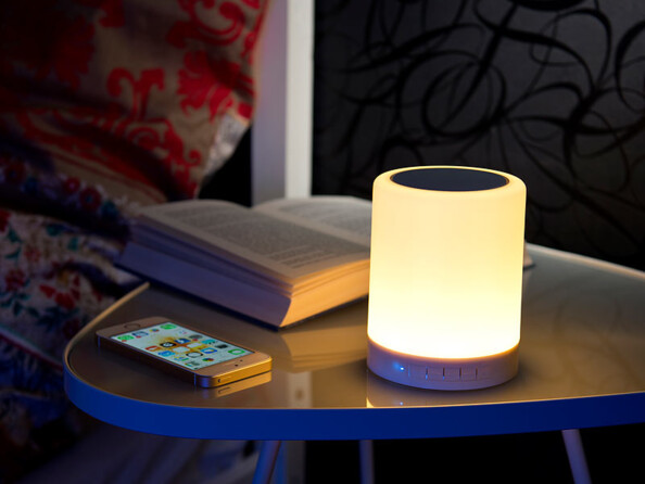 mini lampe de chevet led a intensité variable avec haut parleur sans fil et lecteur mp3 auvisio nx9139