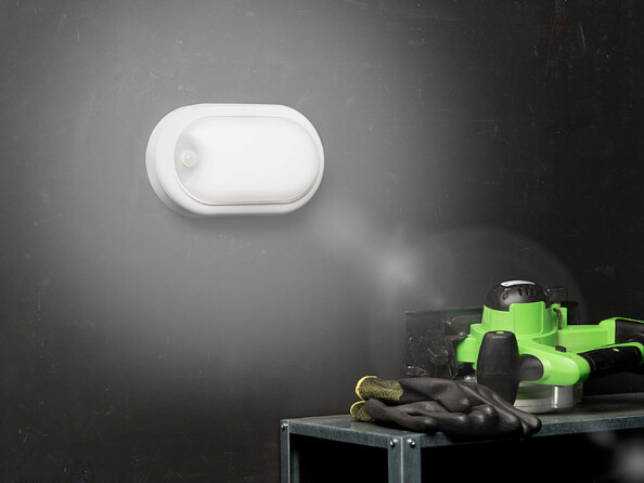 Lampe LED ovale antichoc 1050 lm / 15 W / 4000 K - Avec détecteur