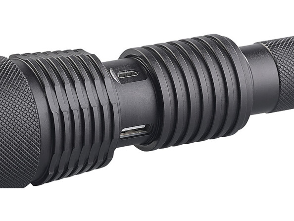 Lampe torche à LED vue sur le connecteur USB