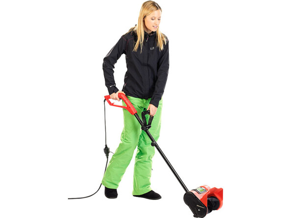Femme qui utilise une déneigeuse électrique compact pour les ecaliers et les chemins