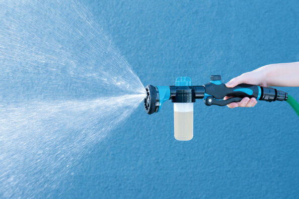 joutez l'engrais directement lorsque vous arrosez.