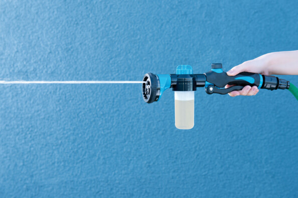 Ajoutez l'engrais directement lorsque vous arrosez.