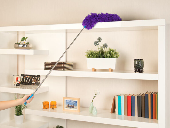 Plumeau malléable en microfibre avec son manche télescopique déployé