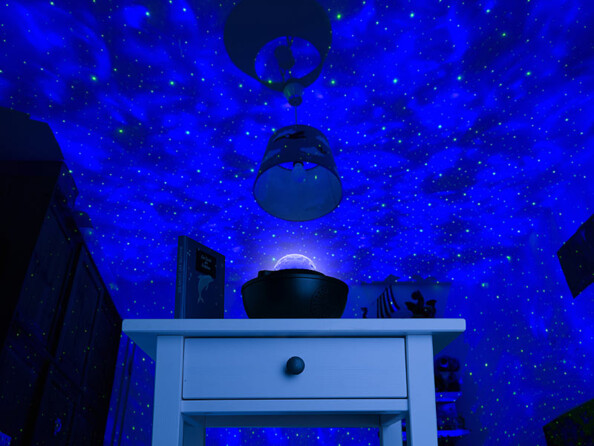 Projecteur laser "ciel étoilé" connecté avec haut-parleurs
