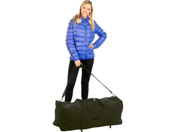 Sac de voyage en toile XXL avec bandoulière, 120 litres. Mise en ituation