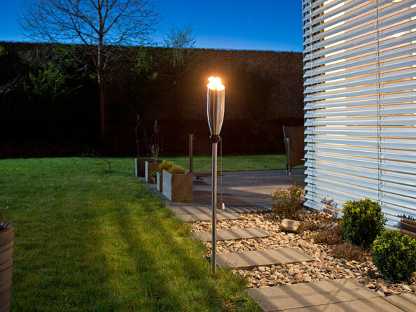 Torche en inox 120 cm réservoir 650ml pour extérieur Royal Gardineer vue de nuit