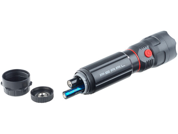 Lampe de poche LED avec compartiments à piles AAA ouvert