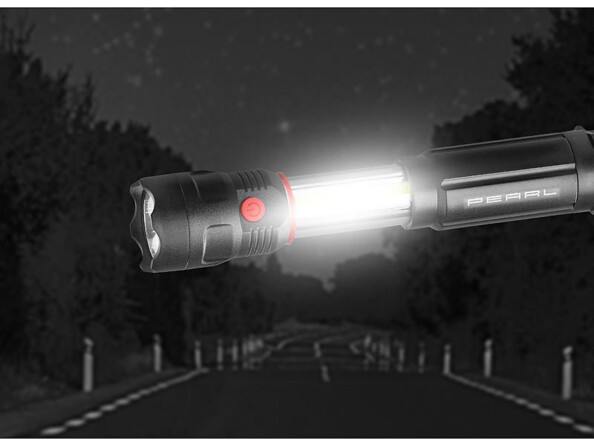 Mise en situation de la lumière blanche de la lampe de travail LED sur un fond de route avec forêt dans le noir