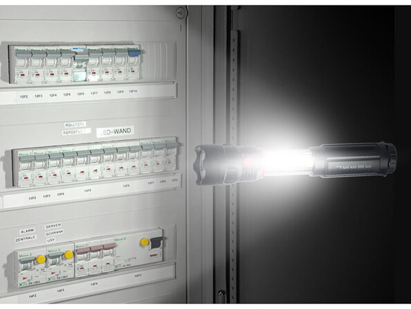 Éclairage d’un disjoncteur dans le noir à l’aide de la lampe de travail à LED COB télescopique