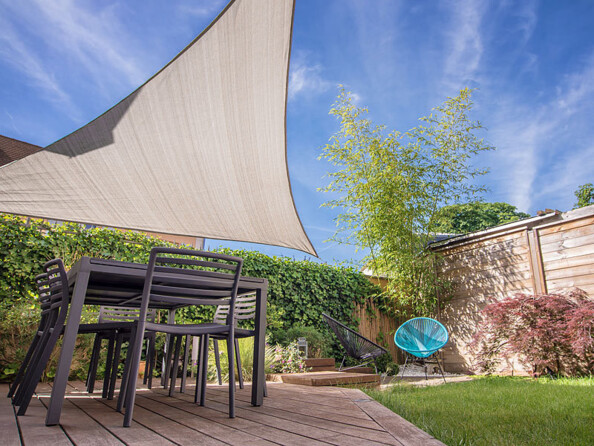 Protection solaire triangulaire pour balcon