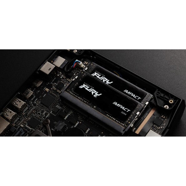 Vue du dessus de deux rangées de mémoire RAM DDR4 SODIMM Fury Impact Kingston à l'intérieur d'un PC portable