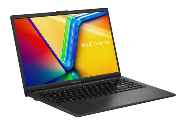 Ordinateur portable Asus Vivobook 15 M1505YA-L1308W ouvert et allumé sur écran d'accueil vue de biais