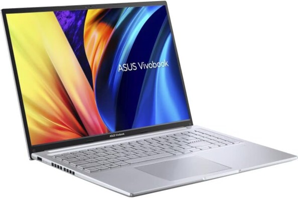 Vue de biais côté droit du Notebook Asus Vivobook 16" allumé et ouvert avec fentes d'aération et port d'alimentation USB
