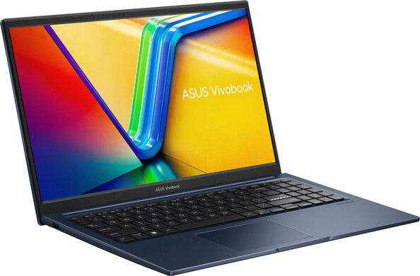 Vue de biais côté gauche avec port USB-A sur le côté du laptop ouvert Asus Vivobook 15 affichant l'écran d'accueil par défaut du système d'exploitation Windows 11 Home