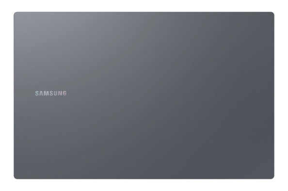 Vue du dessus sur le rabat extérieur du PC portable coloris gris avec logo Samsung