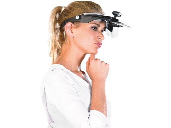 Femme pensive portant un pull blanc et une queue de cheval avec la loupe frontale autour de la tête