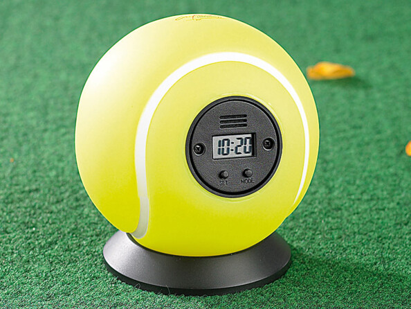 Réveil à lancer en forme de balle de tennis