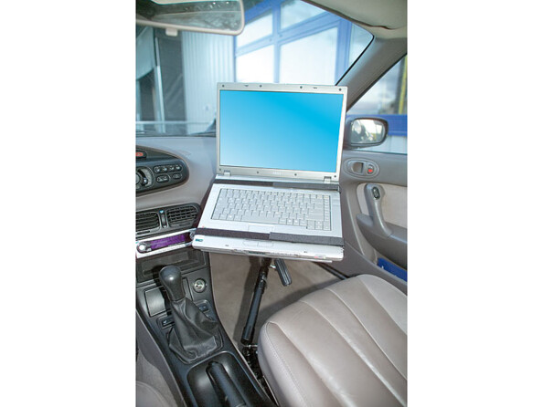 Vue du support pour pc portable installé dans une voiture