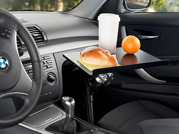 Le support pour ordinateur utilisé comme plateau repas