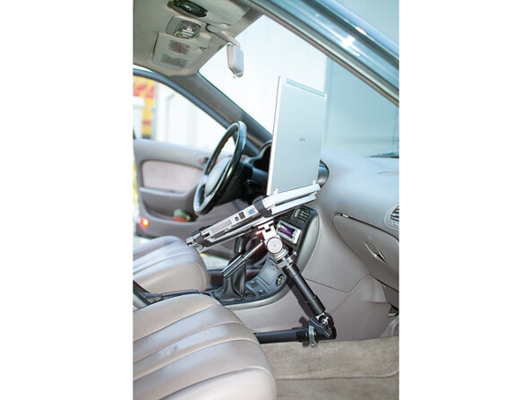 Vue sur le support d'ordinateur fixé su le siege auto