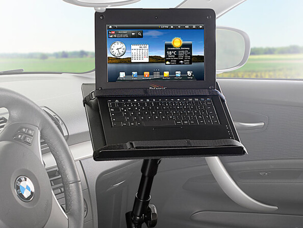 Mise en situation d'un ordinateur installée sur le support pour ordinateur