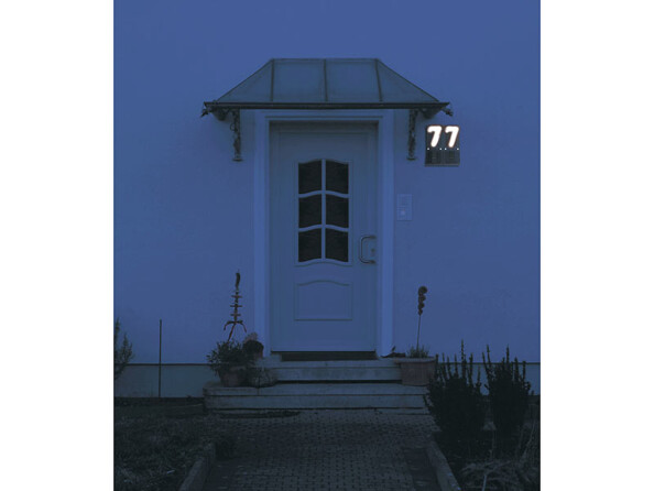 Numéro de maison lumineux qui s'allume automatiquement dans le noir.