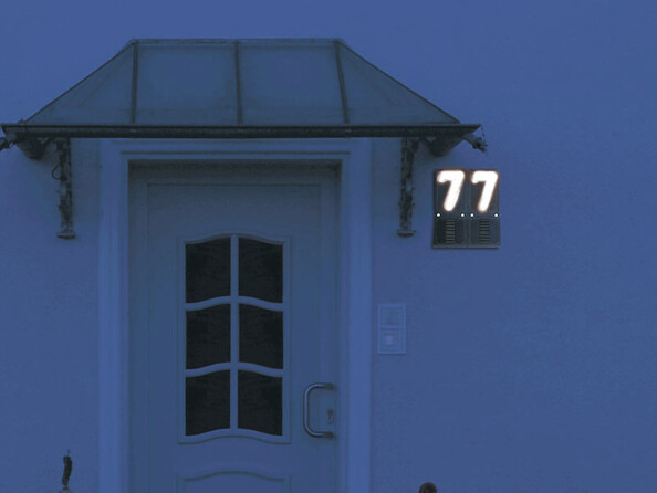 Ces numéros de maison chargent avec le soleil et s'allument automatiquement dans la nuit.