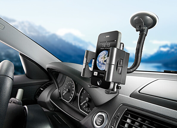 Support universel sur grille de ventilation mise en situation dans une voiture