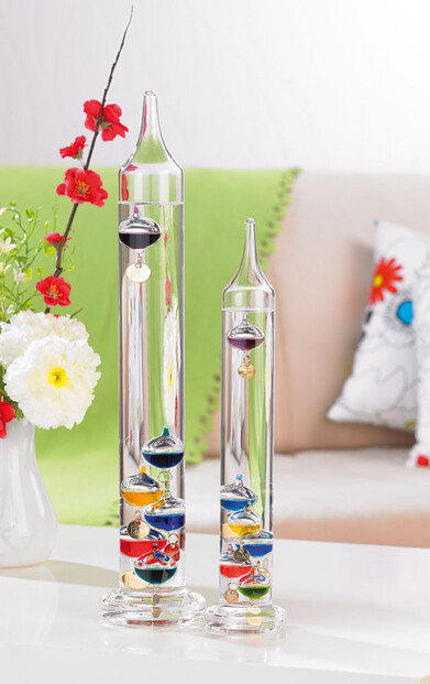 2 thermomètres (modèle classique et modèle de luxe) l'un à côté de l'autre avec chacun un corps en verre avec socle stable et 6 bulles en verre avec liquide coloré inoffensif pour mesure de la température