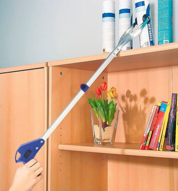 Mise en situation d'une saisie d'un objet au dessus d'une étagere