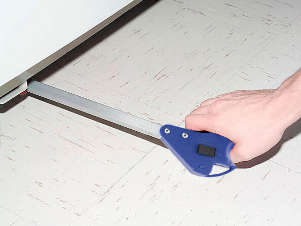 Bras aggripeur utilisé sous un meuble