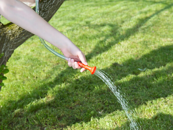 Douche de camping et de jardin solaire - 20 L Semptec. Mise en situation de la douche en action