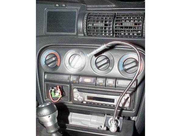 lampe à cou flexible allumée et branchée sur prise allume-cigare dans une voiture