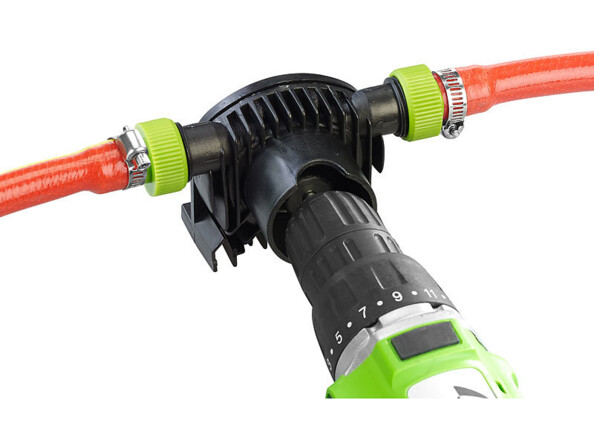 Vue sur l'utilisation d'une perceuse avec l"mbout pompe AGT