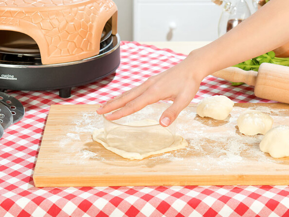 Four à pizza ucina Dimodena vue sur la preparation de pizza
