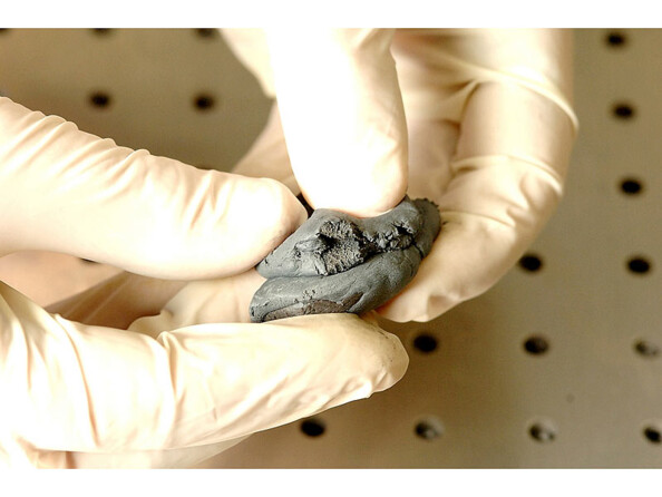 Pour les réparations sur une voiture, à la maison et à l'atelier : rapide et facile avec ce mastic de réparation