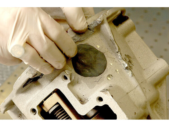 Mastic de réparation QuikSteel pour aluminium particulièrement facile à façonner et qui peut être retravaillé après le durcissement