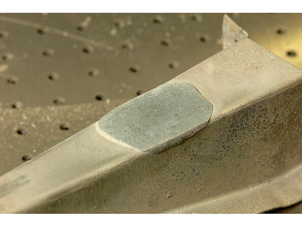 Que ce soit à sec ou à l'eau : le mastic QuikSteel s'utilise et se travaille parfaitement sur toutes les surfaces