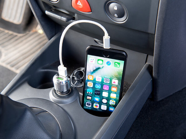 Mise en situation du double chargeur USB REVOLT