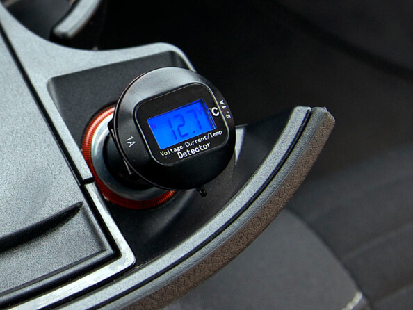 chargeur allume-cigare 12v avec afficheur LED Revolt et double sortie USB